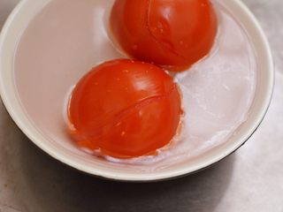 4、番茄炒蛋,放入冷水中。可以看见番茄皮已经裂开。
