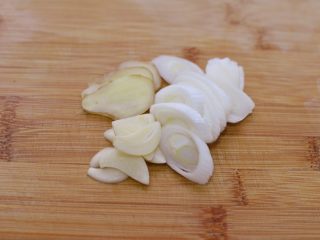 7、番茄炒蛋,葱姜蒜切片。