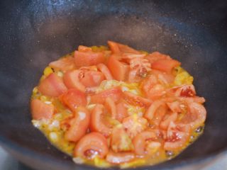 12、番茄炒蛋,放入番茄。