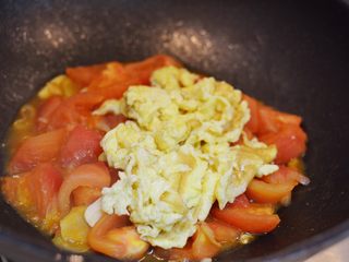 14、番茄炒蛋,放入鸡蛋。