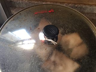 4、重庆烧白(味道回忆),把用老抽上过色的肉块放入油锅中炸,注意只炸肉皮部分,油温热了后用微火,大火容易糊!其中最重要的经验是我通常是冷锅时就把肉放进去摆好然后开火盖上锅盖!如果热油放肉进去那你可以试试,估计你的脸上会被油烫出N多个大炮!这个小经验很重要!