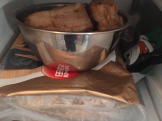 6、重庆烧白(味道回忆),将炸好的猪肉块放入冰箱冷冻室速冻半小时后取出
