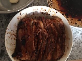 9、重庆烧白(味道回忆),将上过料汁拌匀的摆在碗底,注意肉皮方向朝下如图。再将炒制好的梅干菜铺满碗就可以上锅蒸了!