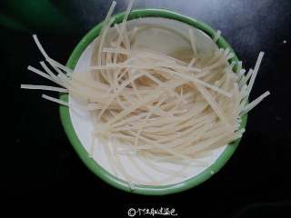 2、豆芽炒粉条,粉条温水提前泡软