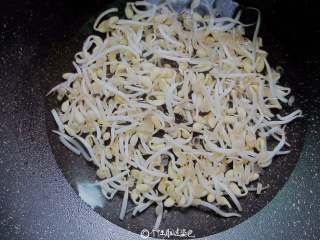 3、豆芽炒粉条,锅内烧一锅开水，放入黄豆芽绰水捞出，去除豆腥