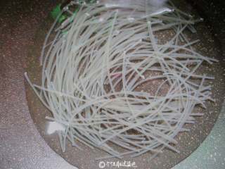 4、豆芽炒粉条,红薯粉丝直接放锅里煮熟，再冷的纯洁水里过一遍，放入大碗里滴点香油防止黏在一起，后面调料就不用放香油了