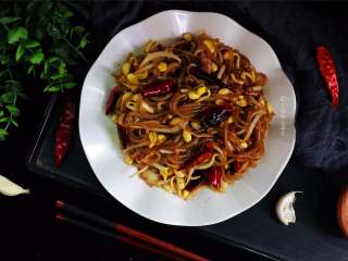 13、豆芽炒粉条,炒黄豆芽加少量食用醋可以防止维生素B流失