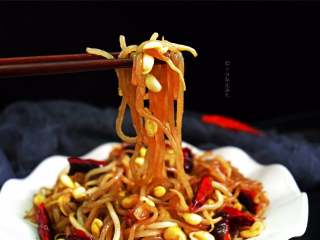 10、豆芽炒粉条,尤其是配粉条一起炖的黄豆芽菜特别好吃