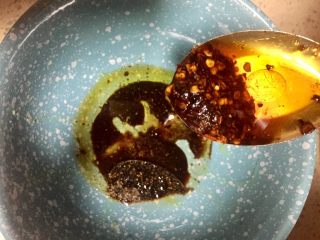 8、#重庆地方特色#重庆麻辣炸酱面,加入半勺油辣椒