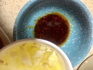 12、#重庆地方特色#重庆麻辣炸酱面,倒入9步的碗里