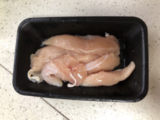 1、京酱鸡肉丝-可做早餐,买来鸡里脊肉，清洗干净。