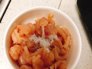 3、京酱鸡肉丝-可做早餐,鸡肉装到碗里，加入少许盐，打入一颗蛋清。