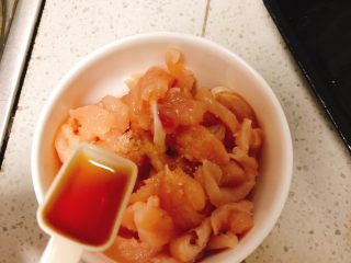 4、京酱鸡肉丝-可做早餐,加入1勺料酒。