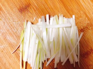 9、京酱鸡肉丝-可做早餐,将葱白切成细丝，备用。