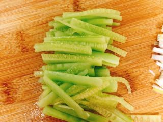 11、京酱鸡肉丝-可做早餐,黄瓜也切成丝，装盘备用。