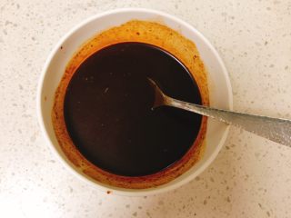 14、京酱鸡肉丝-可做早餐,准备调料：加入5勺甜面酱，5勺糖，半碗清水搅拌均匀备用。