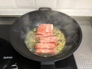 10、酸汤肥牛(微辣版),开锅后直接将肥牛卷放入锅内,用筷子不停搅动