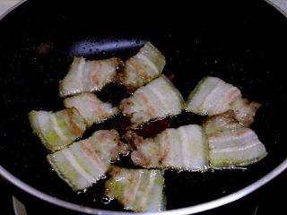 4、干锅菜花,热锅热油,先放五花肉小火煸炒。