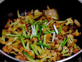 9、干锅菜花,临出锅撒上香葱段即可。可以根据实际情况决定是否加盐,因为豆瓣酱本身很咸。