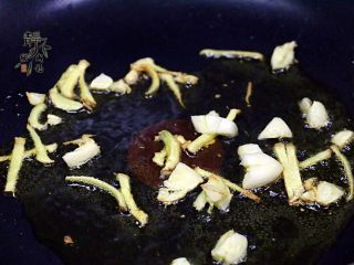 2、胡萝卜炒西兰花,热锅热油，放入姜蒜小火煸出香味。