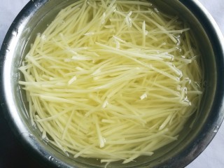 2、清清爽爽的酸辣土豆丝,切丝泡凉水中10分钟,再清洗几次。