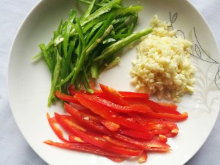 3、清清爽爽的酸辣土豆丝,红椒、青椒切丝、蒜去皮切末。