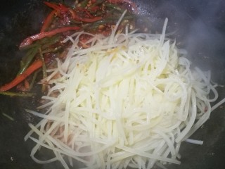 8、清清爽爽的酸辣土豆丝,加入土豆丝翻炒均匀。