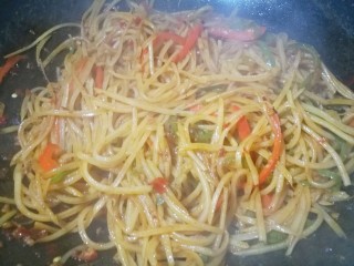 9、清清爽爽的酸辣土豆丝,放半勺盐、1勺醋,1勺鸡精翻炒均匀即可。