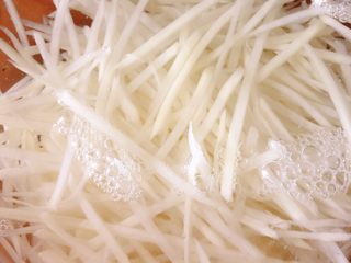 5、醋溜土豆丝,用清水泡着备用
