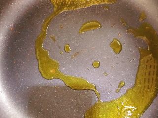 9、醋溜土豆丝,锅里放油