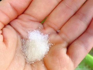 16、醋溜土豆丝,加适量的砂糖,炒匀