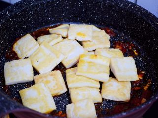 9、香煎豆腐,加入豆腐