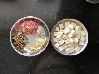 1、香菇肉末蒸豆腐,准备好所用的材料。