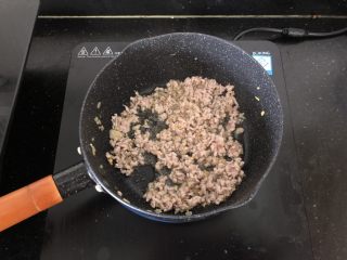 4、香菇肉末蒸豆腐,倒入肉末炒散。