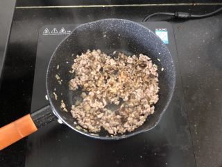 5、香菇肉末蒸豆腐,倒入香菇末继续翻炒。