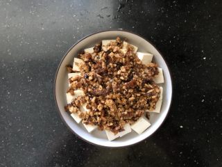 7、香菇肉末蒸豆腐,均匀的铺在豆腐上。
