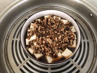 9、香菇肉末蒸豆腐,蒸好的豆腐。