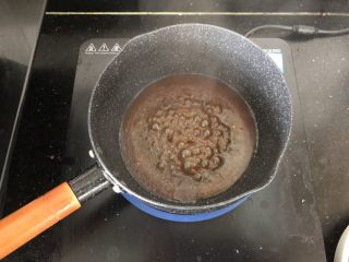 11、香菇肉末蒸豆腐,倒入少许水淀粉勾芡。