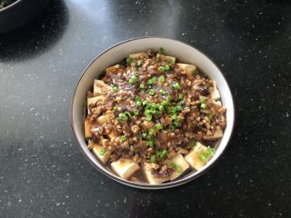 13、香菇肉末蒸豆腐,撒上葱花即可享用美食了。