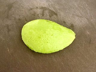 1、三文鱼牛油果沙拉,牛油果剥去外皮