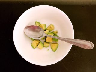 2、三文鱼牛油果沙拉,把牛油果切成1㎝左右见方的小块，加入半勺柠檬汁调匀