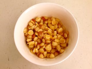 3、三文鱼牛油果沙拉,熟玉米粒