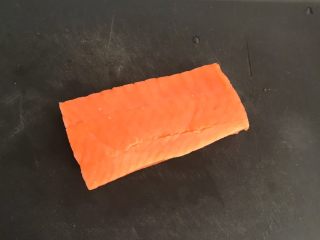 5、三文鱼牛油果沙拉,三文鱼清洗干净，用厨房纸巾吸去水分