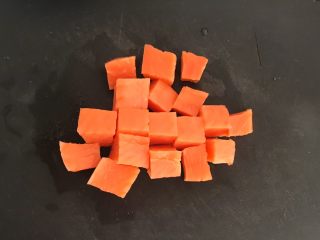 6、三文鱼牛油果沙拉,把三文鱼切成1.5㎝见方的小块