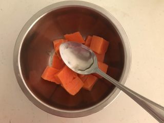 7、三文鱼牛油果沙拉,加入半勺柠檬汁去除腥味