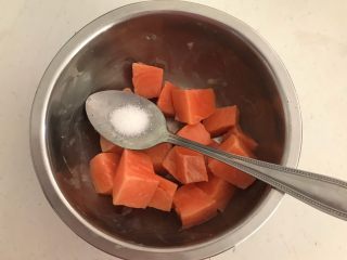 8、三文鱼牛油果沙拉,加入精盐