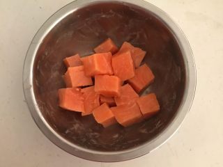 9、三文鱼牛油果沙拉,充分调匀后腌制15分钟