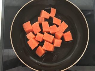 10、三文鱼牛油果沙拉,锅里加入橄榄油烧热后加入三文鱼，小火煎制
