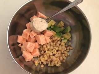 12、三文鱼牛油果沙拉,把所有食材都放在盆里，加入瑞典进口的辣根沙司调匀