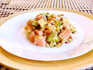 13、三文鱼牛油果沙拉,三文鱼牛油果沙拉做好了